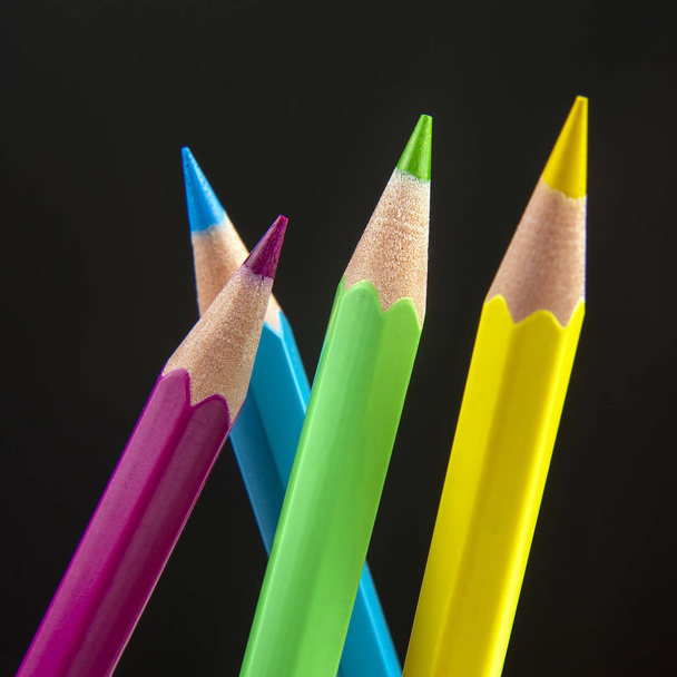 Crayons de couleur pour dessiner sur un fond sombre. Éducation et formation
  - Photo, image