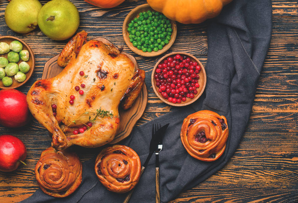 Composição com comida saborosa para o dia de Ação de Graças na mesa
 - Foto, Imagem