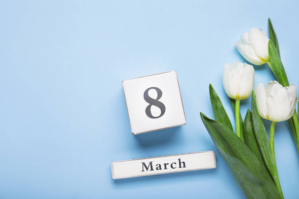 Calendario con data della Giornata Internazionale della Donna e fiori sullo sfondo a colori
 - Foto, immagini