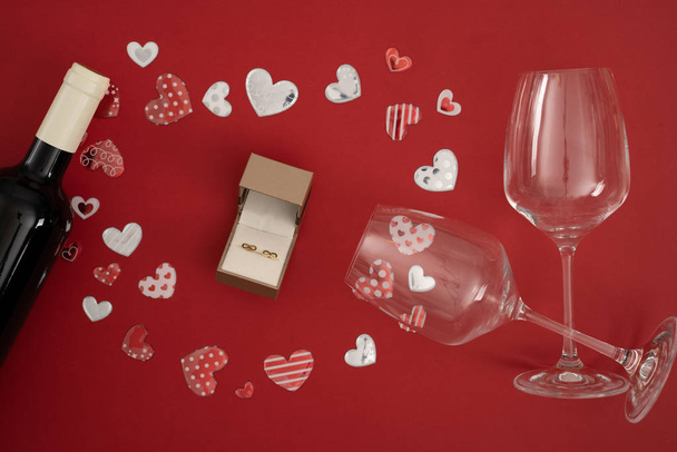 Caixa aberta com brincos e conjunto de vinho para o dia dos namorados
 - Foto, Imagem