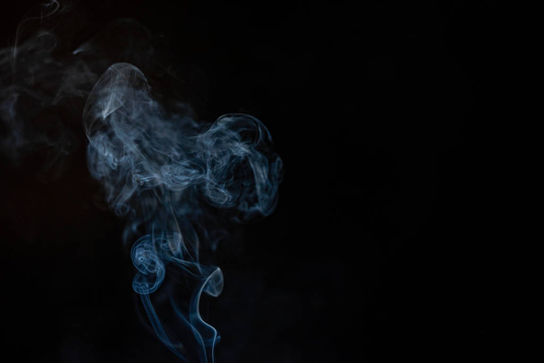 Absztrakt füst füstölő és fény fekete háttérrel - Fotó, kép