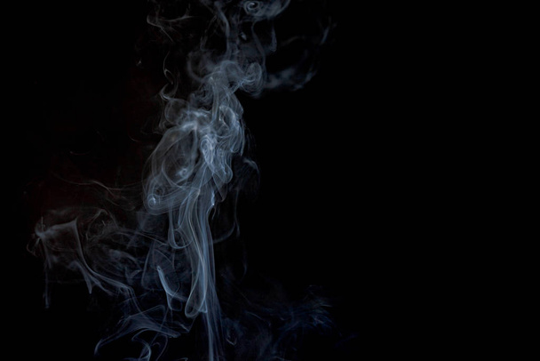 Abstract smoke from incense and light in a black background - Foto, Bild
