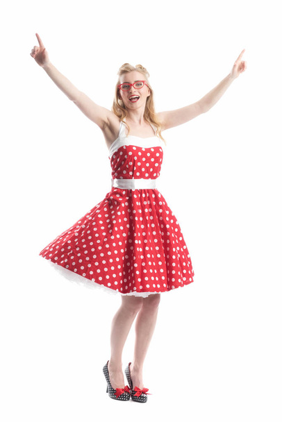 Μια γυναίκα με καλοκαιρινό φόρεμα είναι χαρούμενη και ζητωκραυγάζει - Φωτογραφία, εικόνα