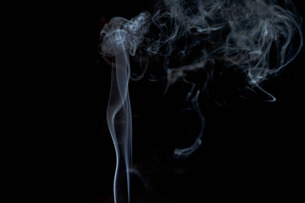 Streszczenie dymu z kadzidła i światła w czarnym tle - Zdjęcie, obraz