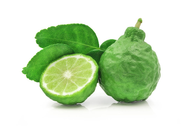 Świeże zielone owoce bergamot (ekologiczne ziołowe naturalne) i połowa z liści izolowanych na białym tle z ścieżką wycinania. - Zdjęcie, obraz