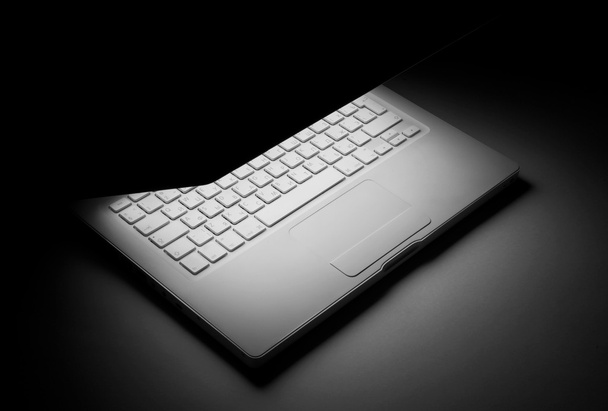 Ноутбук з блискучим дисплеєм
 - Фото, зображення