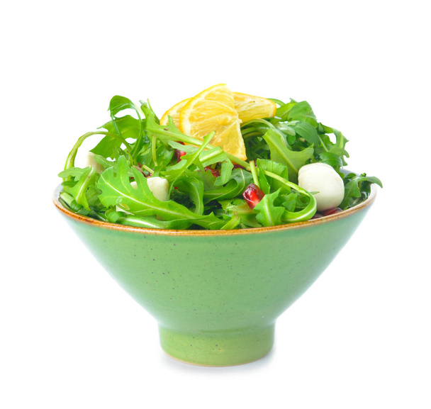 Schaal met verse salade op witte achtergrond - Foto, afbeelding