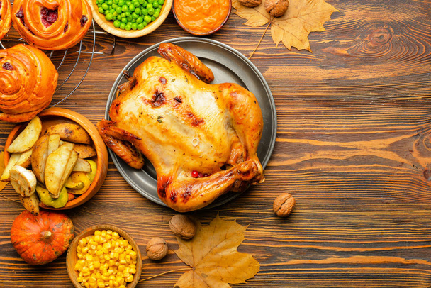 Composición con comida sabrosa para el día de Acción de Gracias en la mesa
 - Foto, imagen