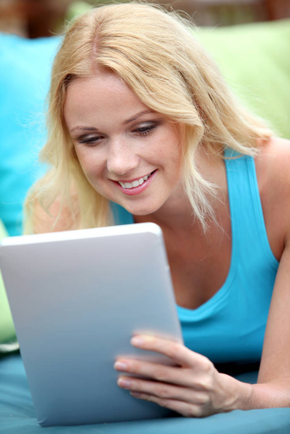 Beautiful blond woman websurfing with electronic tablet - Foto, Imagem