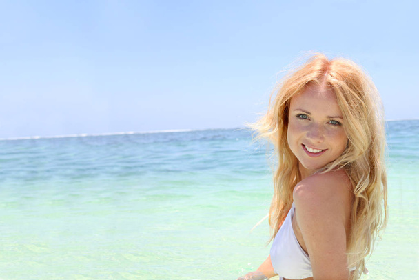 Schöne blonde Frau im Ozeanwasser - Foto, Bild
