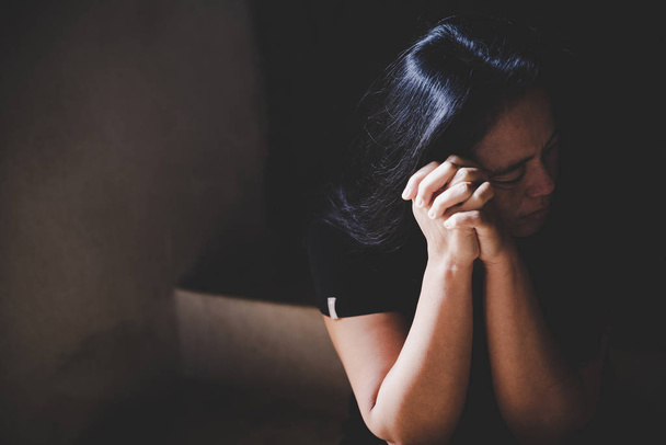 Joven mujer deprimida, violencia doméstica y violación, golpeada
 - Foto, imagen