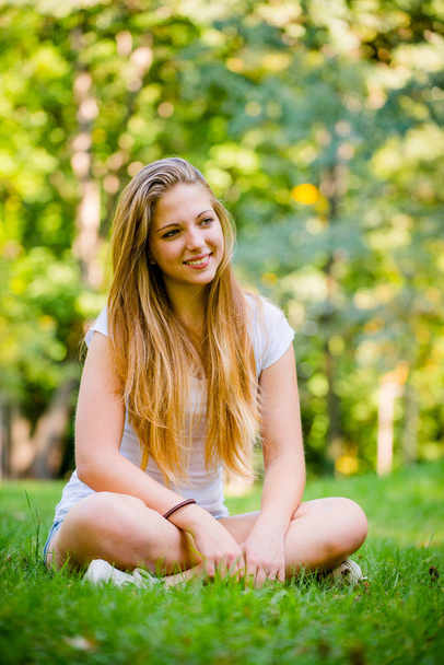 Jovem mulher bonita (menina adolescente) olhando para o lado - ao ar livre na natureza
 - Foto, Imagem