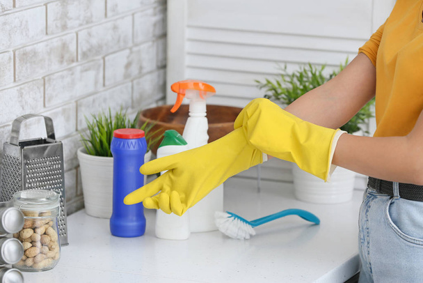 Jovem mulher limpando sua cozinha - Foto, Imagem