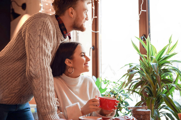 Gelukkige jonge paar zitten in Cafe - Foto, afbeelding