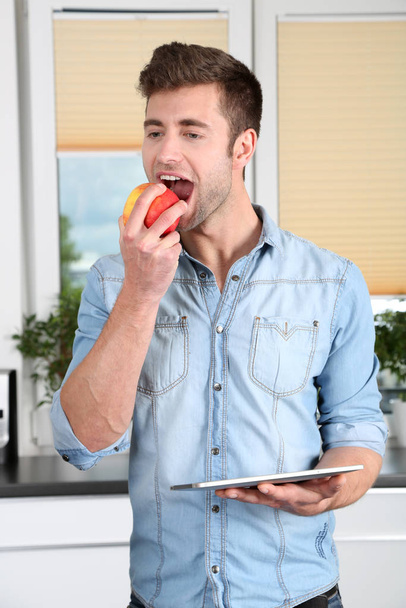 man is biting into apple - Foto, afbeelding