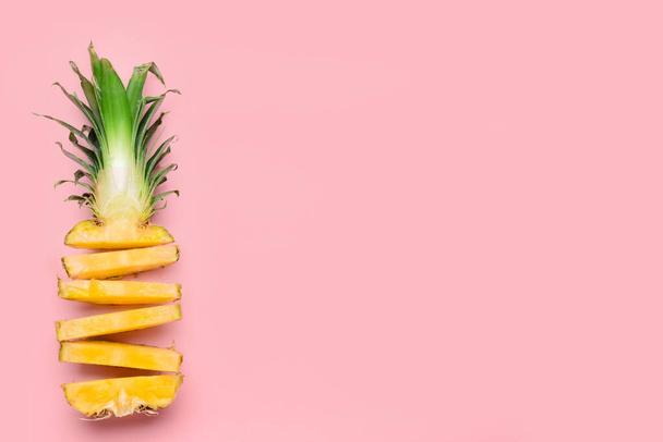 Čerstvý řez ananas na barevném pozadí - Fotografie, Obrázek