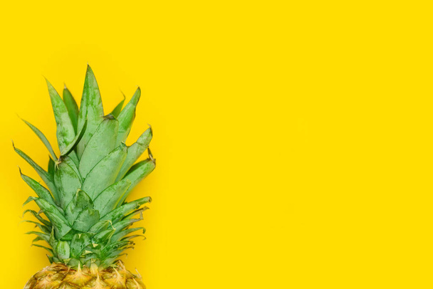Renk arka plan üzerinde olgunlaşmış taze ananas - Fotoğraf, Görsel