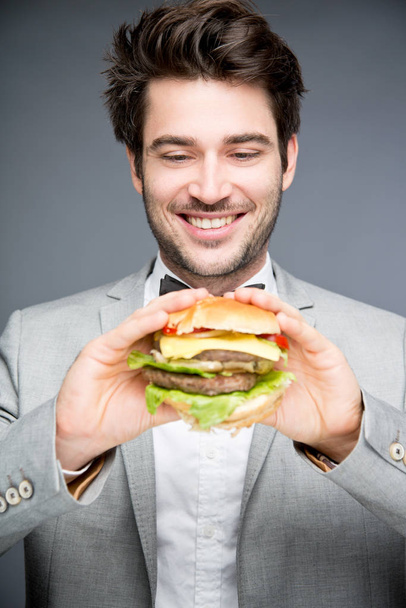 young man with hamburger - Foto, afbeelding