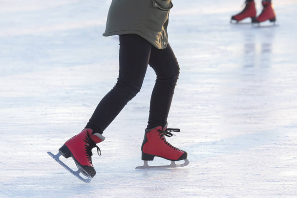 stopy w czerwonych Łyżwy na lodowisko.  - Zdjęcie, obraz