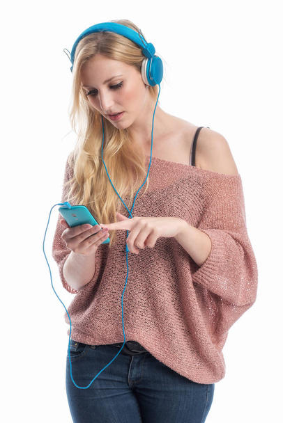 young blond woman listening to music with the phone - Φωτογραφία, εικόνα