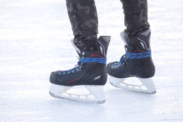 Buz pateni pistinde kayan bir adamın bacakları. Hobiler ve spor. Vacati - Fotoğraf, Görsel