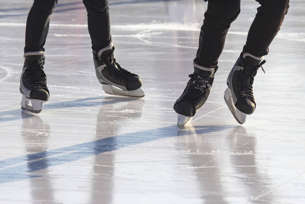 pessoas diferentes estão patinando ativamente em uma pista de gelo. Hobbies um
 - Foto, Imagem