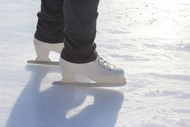 jambes d'une fille patinant sur une patinoire. passe temps et loisirs
.  - Photo, image