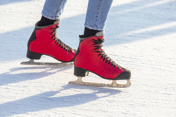 pies en patines rojos en una pista de hielo. pasatiempos y ocio. invierno s
 - Foto, Imagen