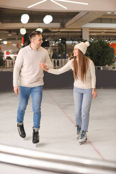 Couple heureux sur la patinoire
 - Photo, image