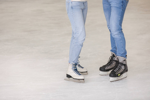 Jovem casal no ringue de patinação
 - Foto, Imagem
