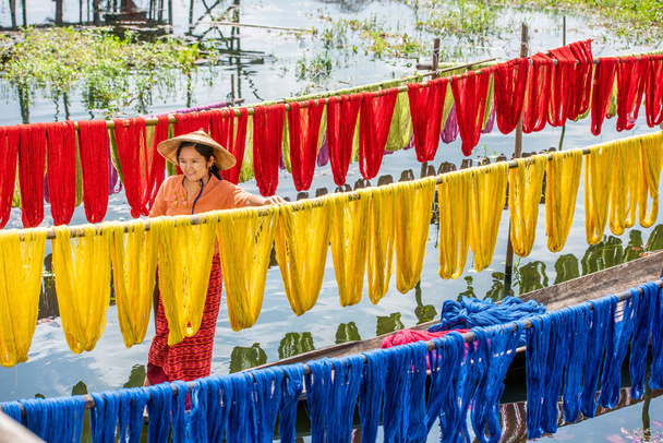 Burman kuiva lanka käsintehty värikäs lootuskangas
 - Valokuva, kuva