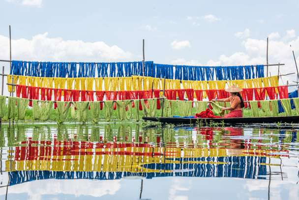 Бірманська суха нитка - кольорова тканина лотоса ручної роботи. - Фото, зображення