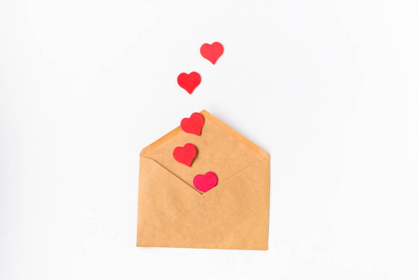 St. Valentines, liefdesbrief van ambachtelijk papier met rode harten op witte achtergrond. Horizontaal. - Foto, afbeelding