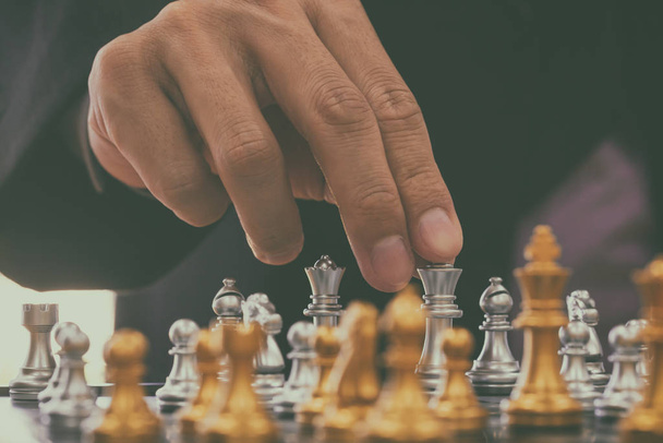Σκάκι παιχνίδι στην σκακιέρα πίσω από το φόντο του επιχειρηματία. Μπουσίνη - Φωτογραφία, εικόνα