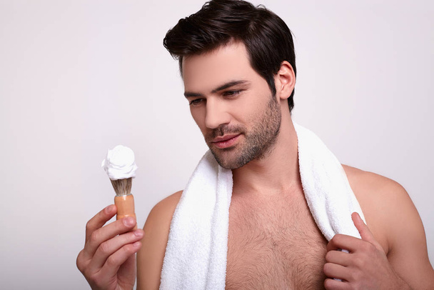 Close-up, Guy, shaving foam and razor. - Fotografie, Obrázek