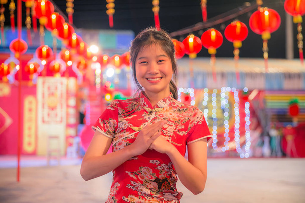 Aziatische vrouw met gebaar van felicitatie - Foto, afbeelding