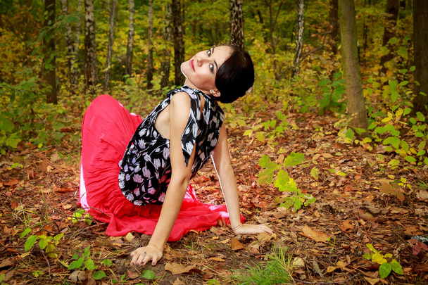 το όμορφο κορίτσι στο φθινόπωρο δάσος - Φωτογραφία, εικόνα