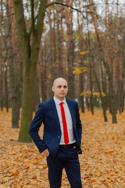 Handsome stylish man in a jacket in the autumn in the forest. - Fotografie, Obrázek