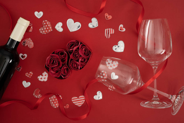 Valentines day decoration with hearts and wine - Fotografie, Obrázek