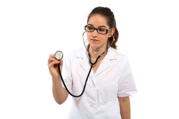 жінка в пальто лікаря і зі стетоскопом
 - Фото, зображення