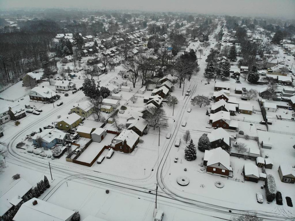 Αεροφωτογραφία κατοικημένης περιοχής μετά από χιονοθύελλα κοντά στο Wilmington, Delaware, ΗΠΑ - Φωτογραφία, εικόνα