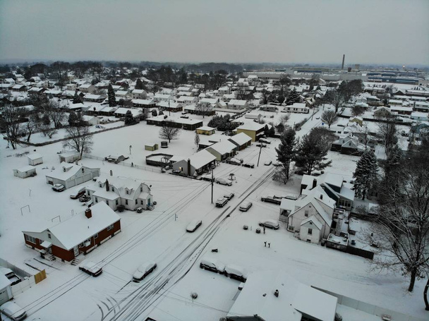 Ilmakuva asuinalueesta lumimyrskyn jälkeen lähellä Wilmingtonia, Delawaressa, Yhdysvalloissa
 - Valokuva, kuva
