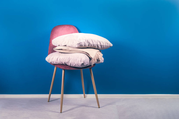 Modern Pink Velour Chair with Beige Cushions and Throw - Φωτογραφία, εικόνα