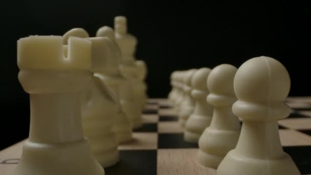 Белые шахматные фигуры в позиции стартового ряда готовы к игре
 - Кадры, видео