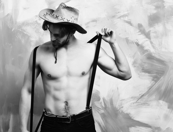 Caucásico barbudo sexy macho hombre en vaquero sombrero - Foto, Imagen