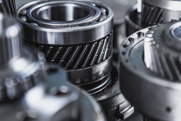 Набор различных запчастей для двигателей и редукторов. Shiny gears for planetary gearbox.autotechnology background
 - Фото, изображение