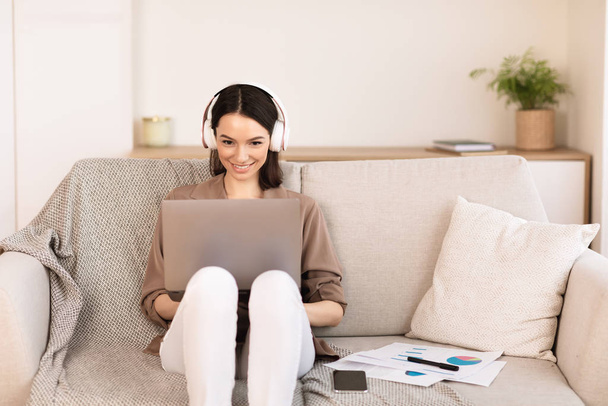 Dziewczyna słuchająca muzyki online na smartfonie w słuchawce - Zdjęcie, obraz