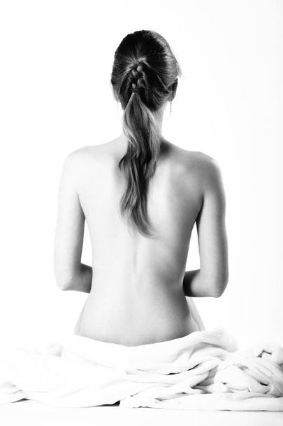 Nude portrait of young woman, back view - Fotó, kép
