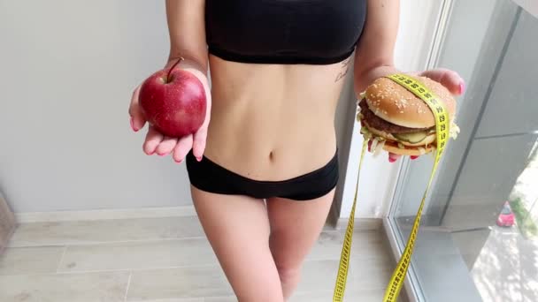 Dieta. Jovem impedindo-a de comer junk food. Conceito de alimentação saudável
 - Filmagem, Vídeo