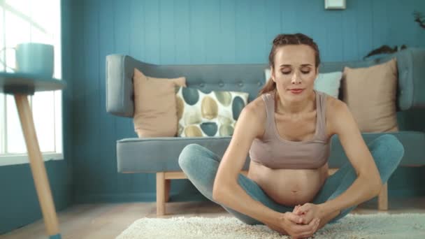 Closeup smiling pregnant woman practicing prenatal yoga at home. - Filmagem, Vídeo
